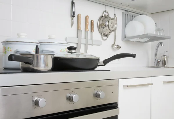 配备餐具的现代化厨房 — 图库照片