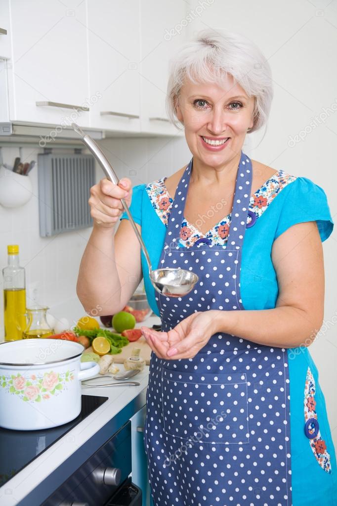 женщины за 50 на кухне. женщина на кухне. старая домработница. бабушка с печеньем. пожилая домработница.
