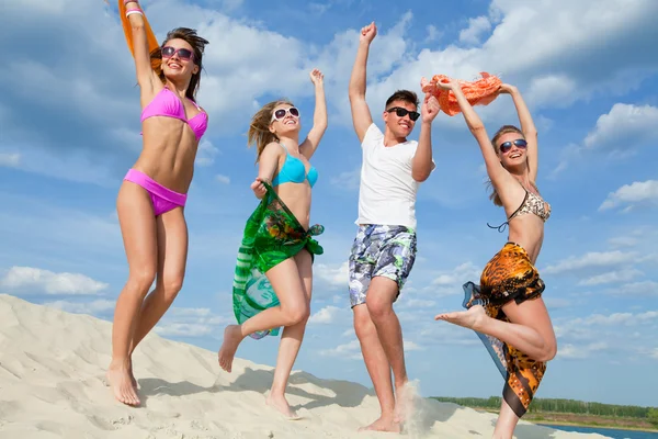 Glückliche Menschen am Strand — Stockfoto