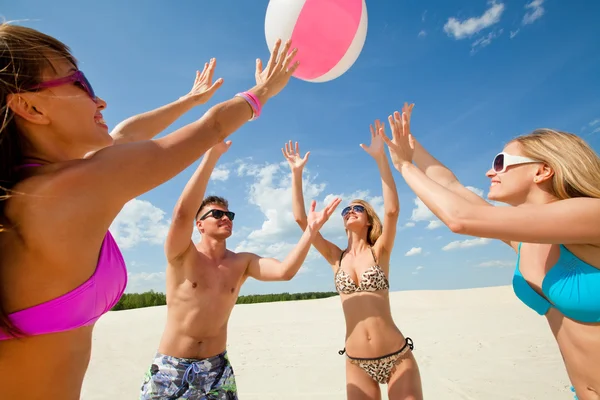 Glada människor på stranden — Stockfoto