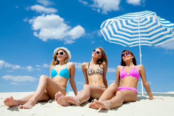 Bain de soleil femmes sur la plage — Photo
