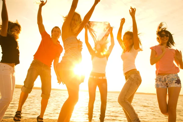 Gente bailando en la playa — Foto de Stock