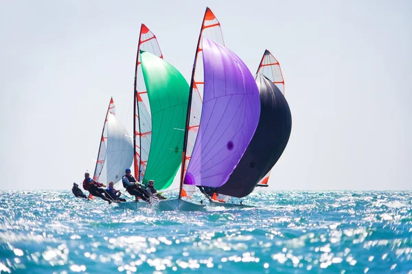 Equipe de vela em regata no mar — Fotografia de Stock