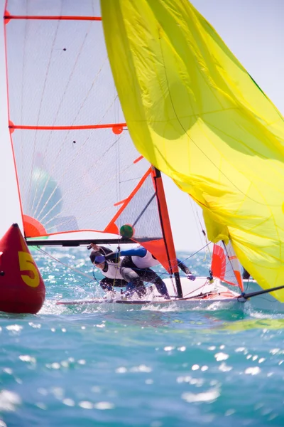 Takım mücadele için regatta yelkenli gemi — Stok fotoğraf