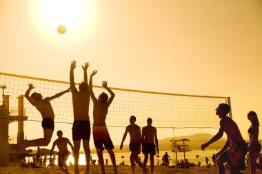 Sahilde voleybol oyuncular