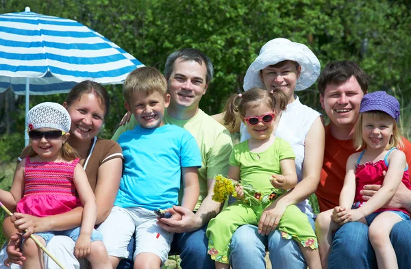 Grande família relaxante juntos — Fotografia de Stock