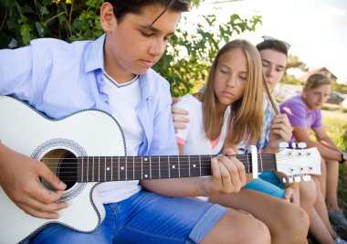 Genç gitar ile grup