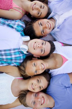 Bir grup genç birlikte vakit geçiriyorlar.