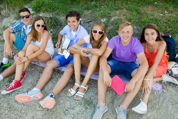 Group of teenagers  spending time together — Stock Photo, Image