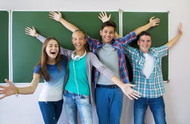 Grup genç öğrenci eğleniyor