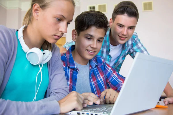 Schüler lernen mit Laptop — Stockfoto