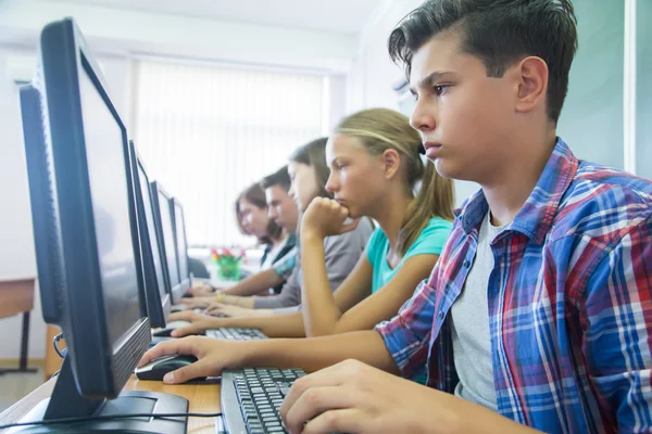 Ungdomar i datorvärlden klass — Stockfoto