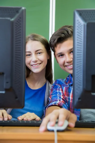 Молодые люди в компьютерном классе — стоковое фото