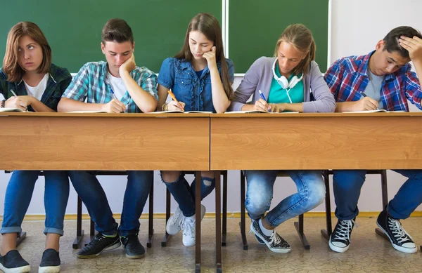 Estudantes fazem o teste em sala de aula — Fotografia de Stock