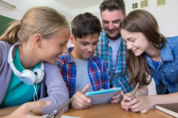 Grupo de estudantes que estudam com tablet — Fotografia de Stock