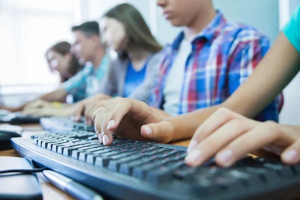 Teens at computers in classroom — Stock Photo, Image