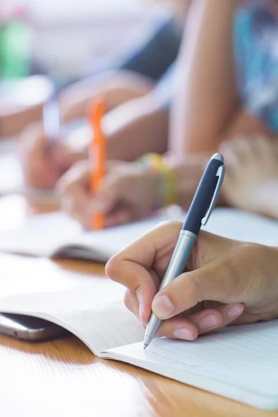 Primer plano de las manos de escritura — Foto de Stock