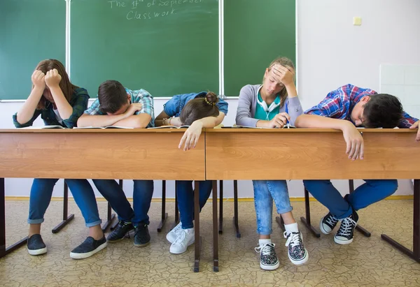 Alunos cansados em sala de aula — Fotografia de Stock