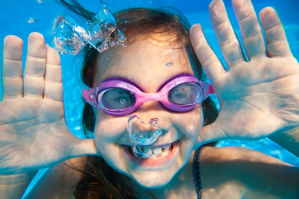 Retrato subaquático da menina — Fotografia de Stock