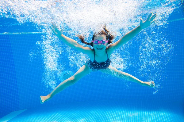 Meisje onder water in het zwembad — Stockfoto