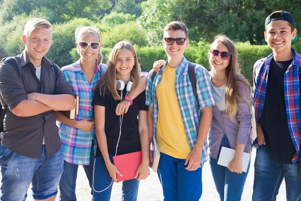 Groupe d'adolescents avec manuels scolaires — Photo