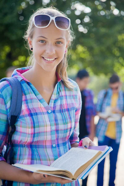 Flicka student med böcker — Stockfoto