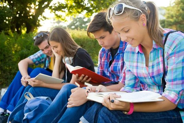 Grupo de jovens estudantes com livros — Fotografia de Stock