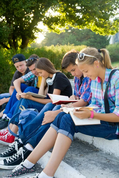 Gruppe junger Studenten mit Büchern — Stockfoto