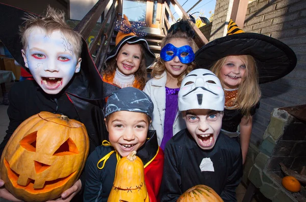 Kinder in Halloween-Kostümen — Stockfoto