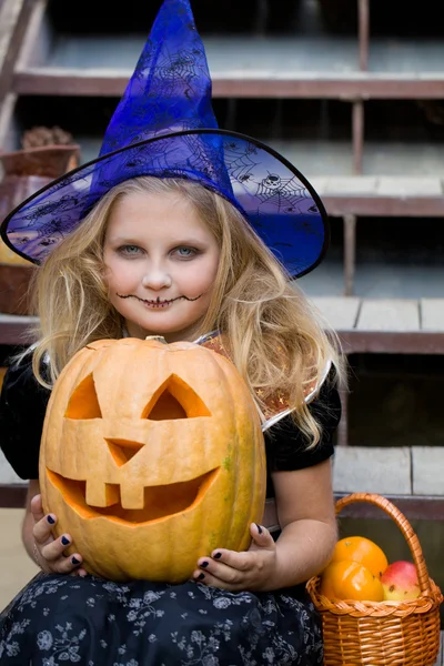 Ragazza in costume da strega — Foto Stock