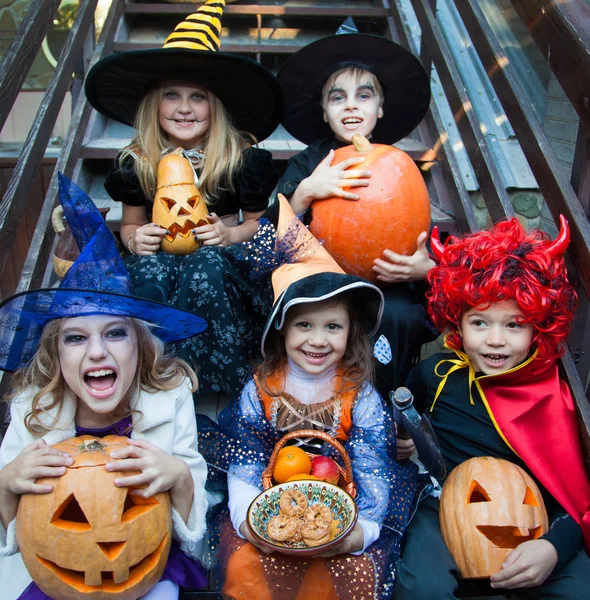 Niños en disfraces de Halloween — Foto de Stock