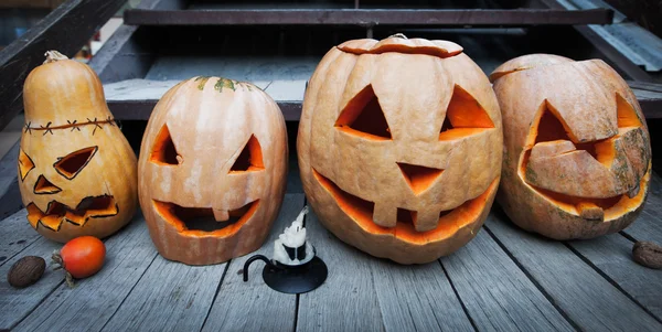 Halloween pumpkins on wooden desk — Stockfoto