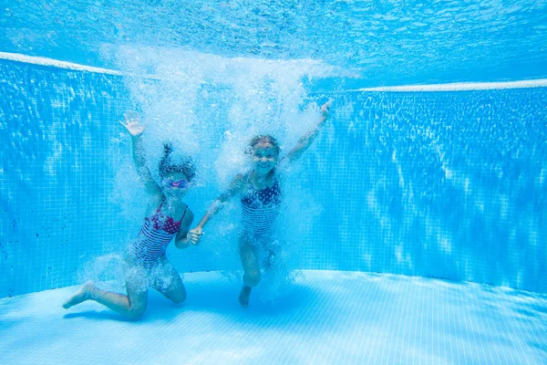 Girls in swimming pool — Stock Photo, Image