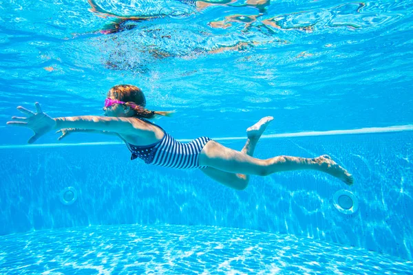 Meisje onderwater in zwembad — Stockfoto