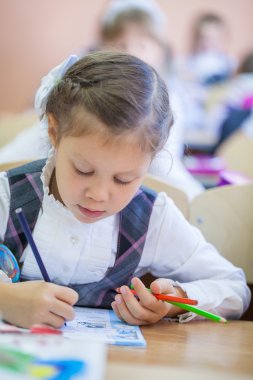 kız öğrenci ders oturur