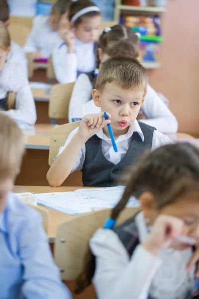 Schoolkinderen zitten in klas — Stockfoto