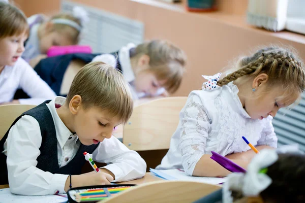 Skolbarn sitter i klassrummet — Stockfoto