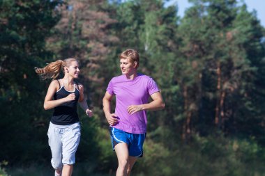 genç bir çift koşu