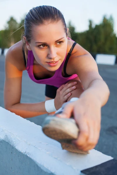 Ung kvinna streching — Stockfoto