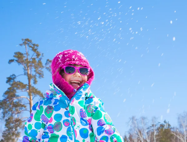 Nettes kleines Mädchen im Winter — Stockfoto