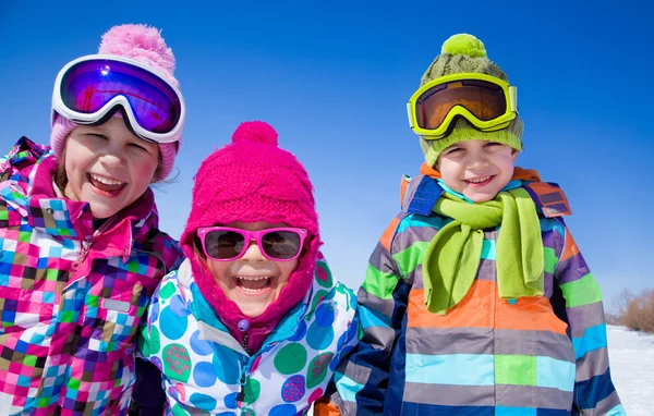 Niños jugando en invierno — Foto de Stock