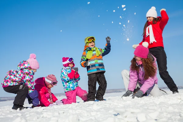 Bambini che giocano in inverno — Foto Stock