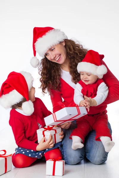 Gelukkige familie viert Kerstmis — Stockfoto