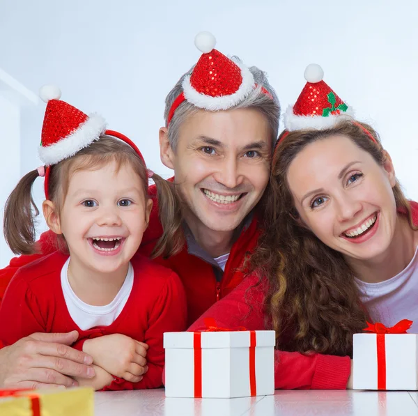 Gelukkige familie viert Kerstmis — Stockfoto