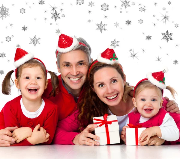 Felice famiglia che celebra il Natale — Foto Stock