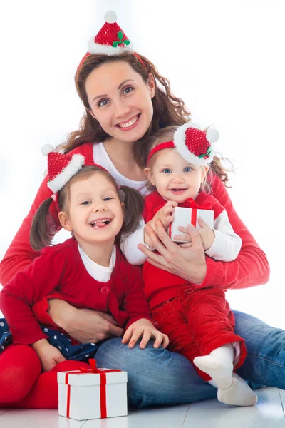 Felice famiglia che celebra il Natale — Foto Stock