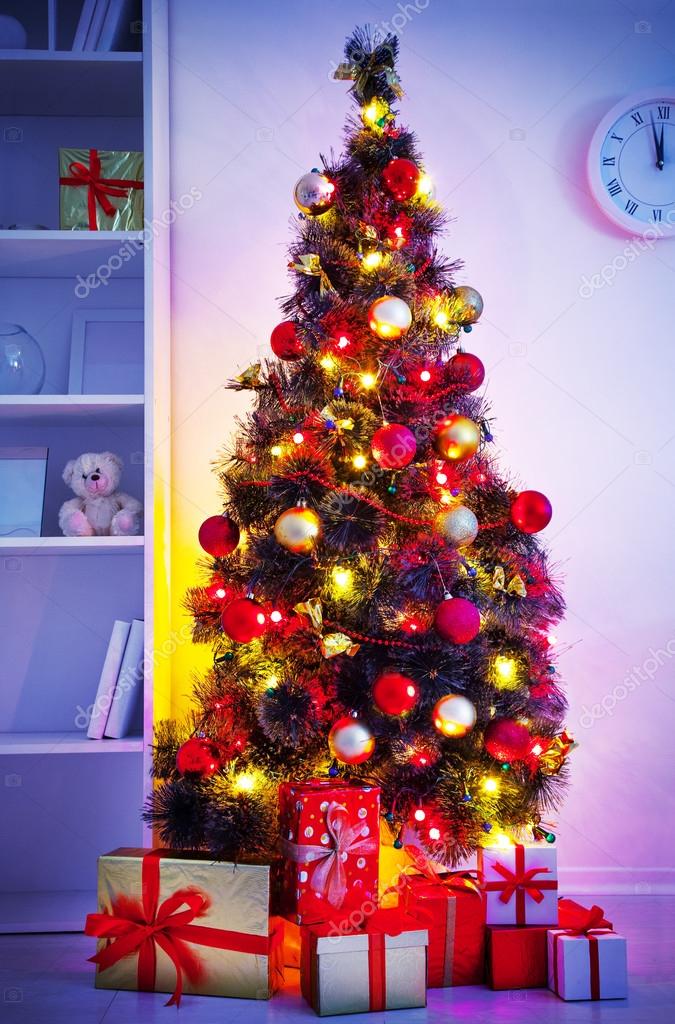 Árvore de Natal com presentes fotos, imagens de © yanlev #86596128