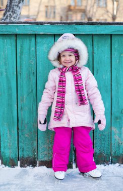 Küçük kız paten için öğrenme