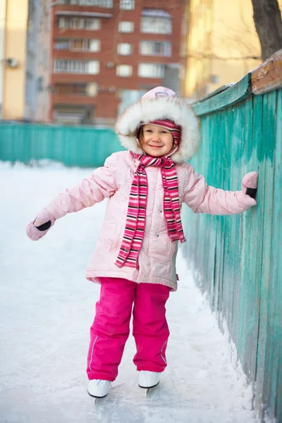 Kleines Mädchen lernt Eislaufen — Stockfoto