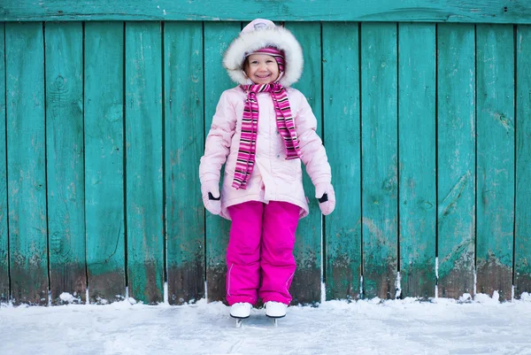 Kleines Mädchen lernt Eislaufen — Stockfoto